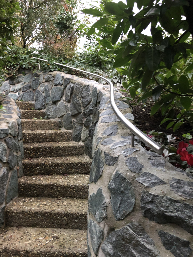 Geschwungener Edelstahl-Handlauf von der Metallbaumanufaktur Berg aus 64756 Mossautal