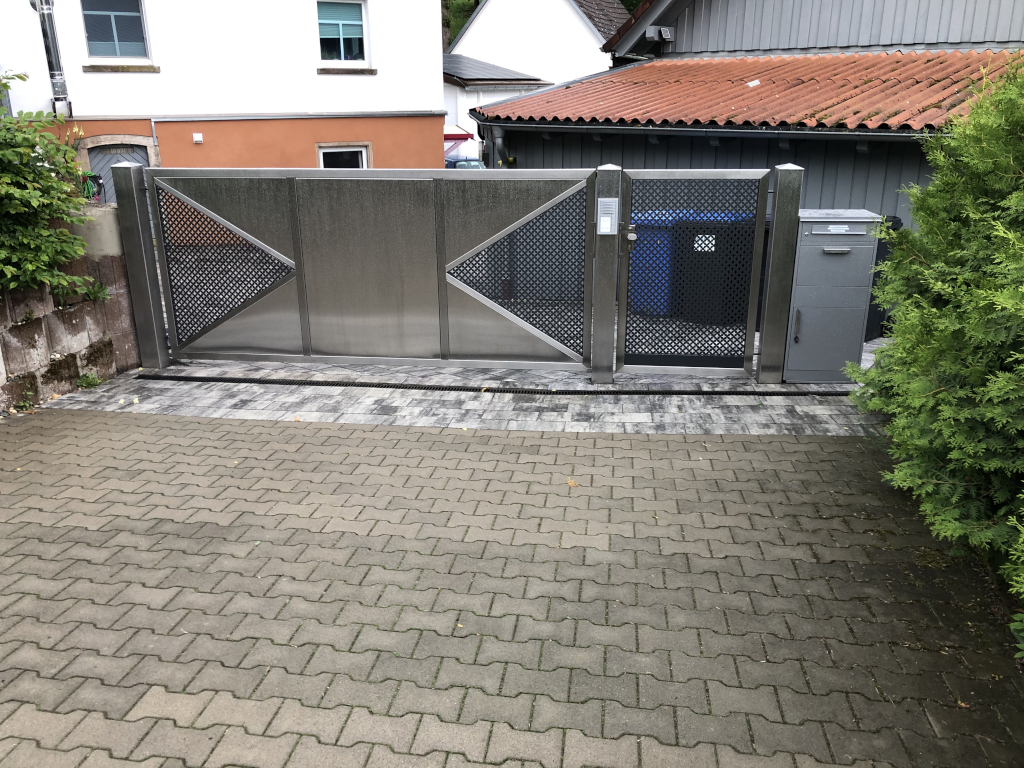Mehrteiliges Edelstahltor für die Hauseinfahrt von der Metallbaumanufaktur Berg in 64756 Mossautal/Odenwald