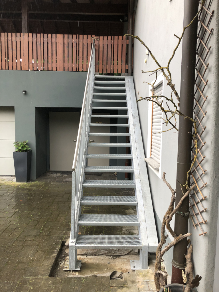 Treppe aussen 01 04