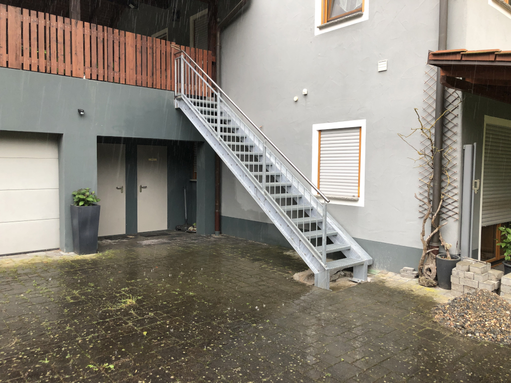 Treppe aussen 01 05