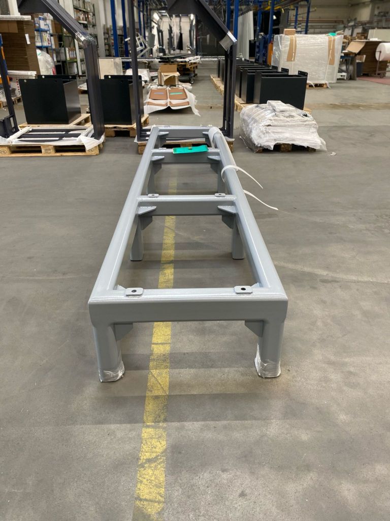 Sondergefertigtes Stahl-Gerätepodest für Feinmechanikmessungen von der Metallbaumanufaktur Berg im Odenwald 